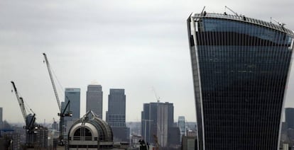 Distrito de Canary Wharf, al fondo, y edificio Walkie Talkie, de la City (a la derecha), en Londres.