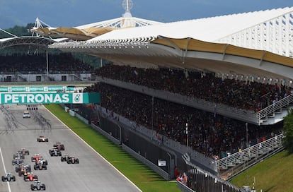Imagen cenital del momento de la salida del Gran Premio de Malasia en Sepang