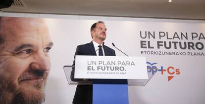 El candidato a lehendakari por la coalición Partido Popular y Ciudadanos, Carlos Iturgaiz, valora los resultados obtenidos por su formación durante la noche electoral del 12J en la sede del partido, en Bilbao.