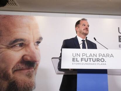 El candidato a lehendakari por la coalición Partido Popular y Ciudadanos, Carlos Iturgaiz, valora los resultados obtenidos por su formación durante la noche electoral del 12J en la sede del partido, en Bilbao.  