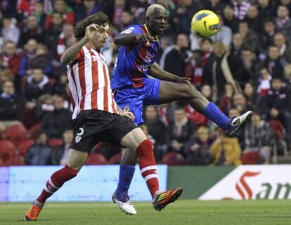 Koné disputa un balón con Amorebieta esta temporada.