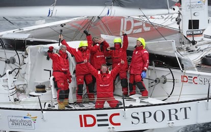 El equipo del IDEC Sport, con Alex Pella al frente, celebra su victoria.