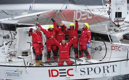 El equipo del IDEC Sport, con Alex Pella al frente, celebra su victoria. 