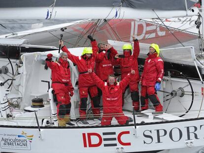 El equipo del IDEC Sport, con Alex Pella al frente, celebra su victoria. 