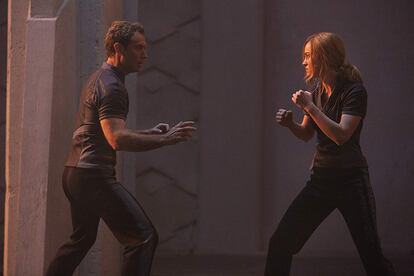 Larson y Jude Law en un fotograma de ‘Capitana Marvel’.