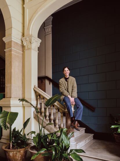 Inés Miró-Sans, en las escaleras de Casa Bonay, en Barcelona. 