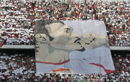 Homenaje a Antonio Puerta de la afición sevillista.