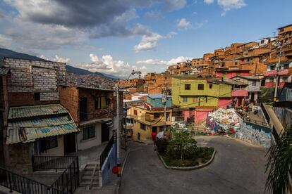 La Comuna 13 de Medellín esta formada por edificios humildes de poca altura, generalmente de ladrillo y con techos de chapa metálica. Pese a la pobreza, sus calles son muy alegres porque están inundadas de color. 
