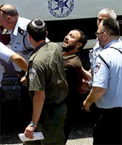 Policías israelíes conducen a Maruan Barguti esta mañana al tribunal para escuchar la sentencia.