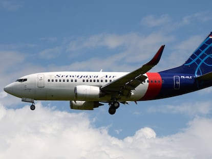 Um avião Boeing 737-524, da Sriwijaya Air, em uma imagem de arquivo. Modelo é o mesmo que desapareceu neste sábado.