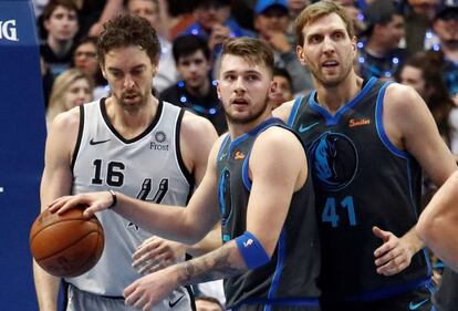 Doncic, entre Pau Gasol y Nowitzki en un Spurs-Mavericks.