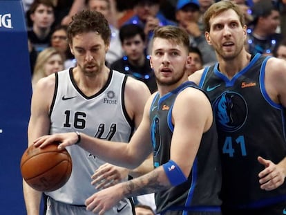 Doncic, entre Pau Gasol y Nowitzki en un Spurs-Mavericks.