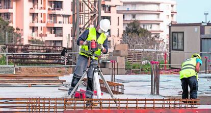 Dos obreros trabajando en una obra en Mahón (Menorca) a mediados de este mes.