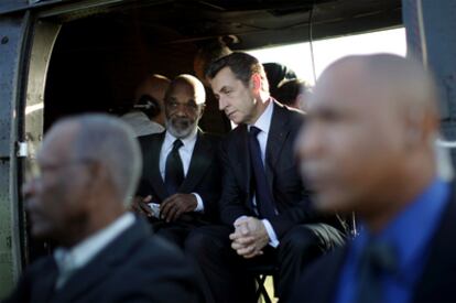 El presidente francés, Nioolas Sarkozy, acompañado por el presidente haitiano, René Préval, a su llegada al aeropuerto de Puerto Príncipe.