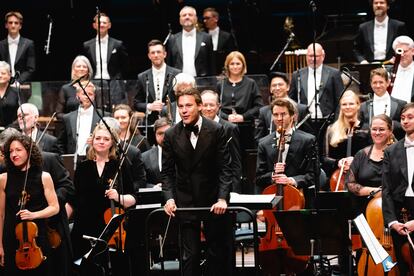 Klaus Mäkelä junto a integrantes de la Filarmónica de Oslo reciben el aplauso, el pasado viernes, 26 de abril, en el Konserthus de la capital noruega.