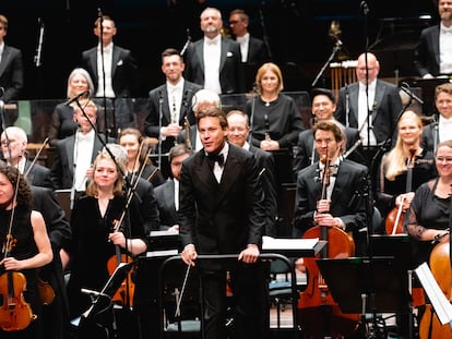 Klaus Mäkelä junto a integrantes de la Filarmónica de Oslo reciben el aplauso, el pasado viernes, 26 de abril, en el Konserthus de la capital noruega.