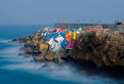 Qué: Con la idea de que es el hombre el que define el paisaje, el artista vasco Agustín Ibarrola llenó de color los bloques de hormigón que protegen el puerto de Llanes. Formas geométricas y figuras chillonas con las que pretendía recoger la memoria del artista, del arte y del pueblo. Por qué: Si siempre has querido ver Salvation Montain, esta obra de arte es igual de colorista y fascinante. Dónde: Llanes (Asturias).