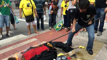 Boneco de Dilma é incendiado na Paulista neste sábado.