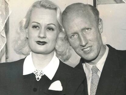 Edith Rogers y Harold E. Dahl, tras su reencuentro, en un hotel de Nueva York el 17 de marzo de 1940.