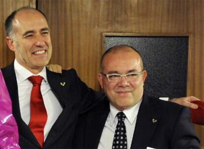 El rector electo, Iñaki Goirizelaia, junto a su antecesor, Juan Ignacio Pérez, tras ganar las elecciones el pasado 4 de diciembre.