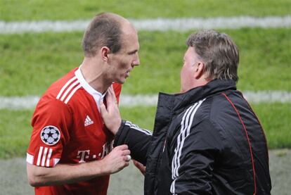 Robben se retira del campo para ser sustituido visiblemente enfadado por el cambio de Van Gaal