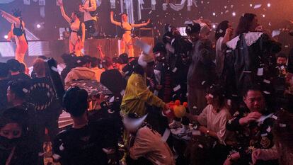 Ambiente en una discoteca nocturna de Wuhan, este jueves.