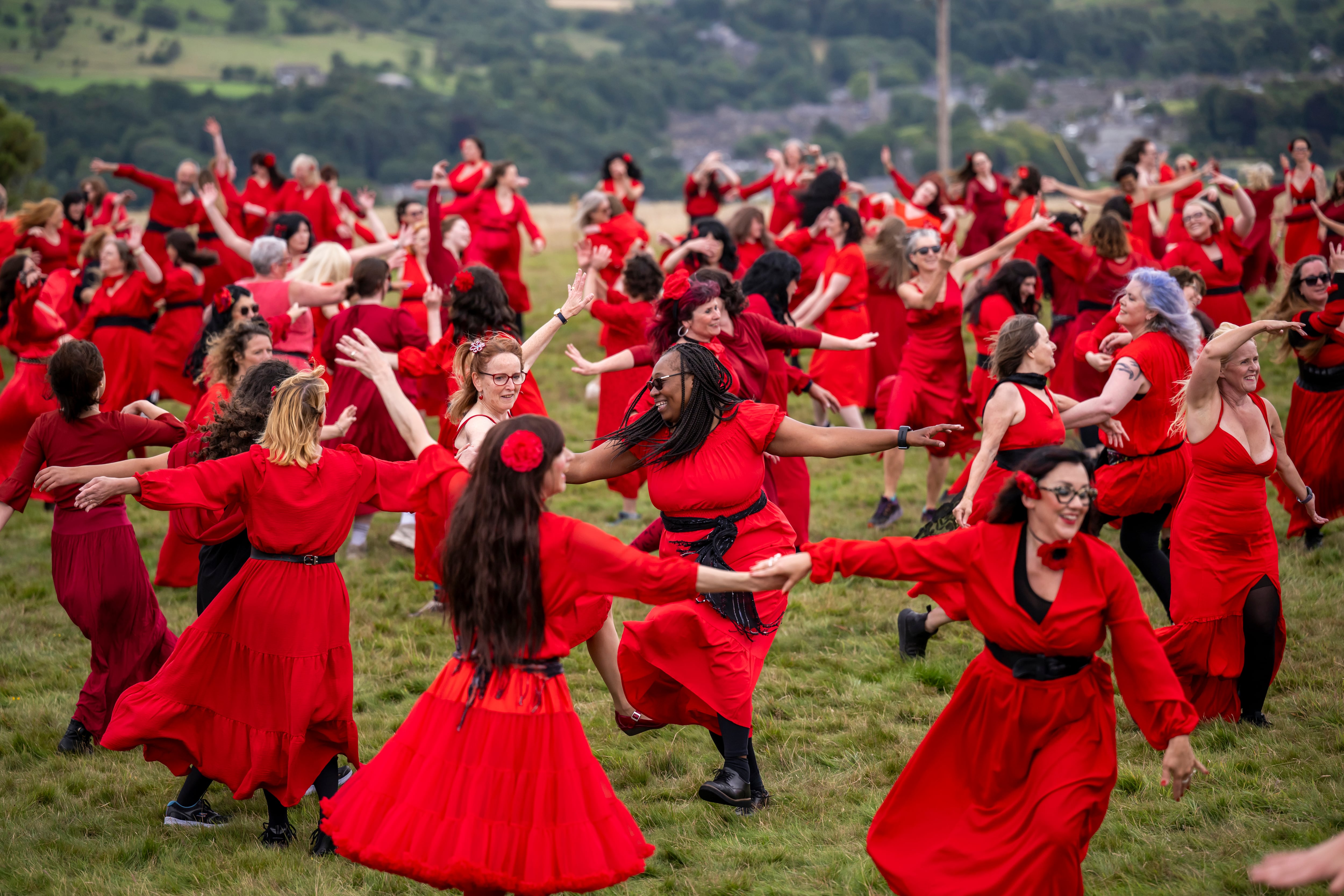Un mar de rojo en Haworth para celebrar el día de ‘Cumbres borrascosas’