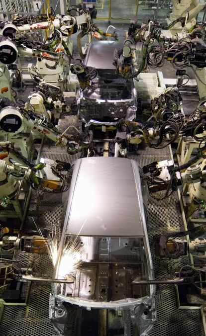 Robots trabajan en una planta de PSA Peugeot Citroën en la República Checa.