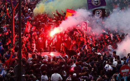 Ambiente en las inmediaciones del Santiago Bernabéu antes del comienzo del partido.