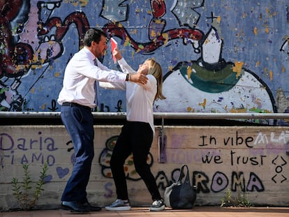 El líder de La Liga, Matteo Salvini, y la de Fratelli d'Italia, Giorgia Meloni, bromean este viernes un acto de cierre de campaña de la coalición de derechas en Roma.