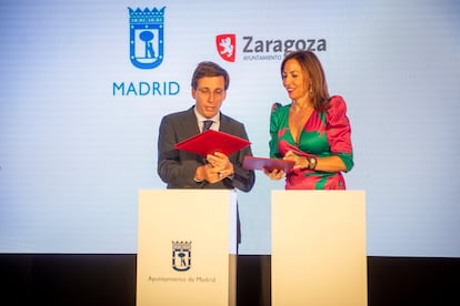 La alcaldesa de Zaragoza, Natalia Chueca firma un acuerdo de colaboración con el ayuntamiento de Madrid para el fomento del turismo, con la presencia del alcalde de Madrid, José Luis Martínez Almeida, este martes.