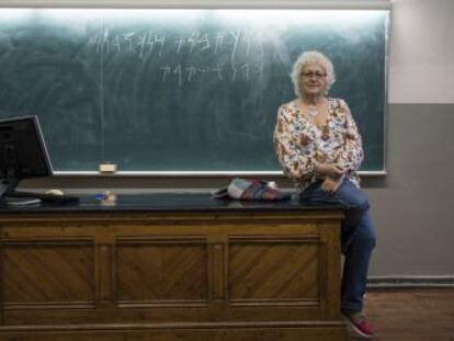 Maria Josep Estanyol, de 67 años, lleva 43 impartiendo clases de cultura cartaginesa y lengua fenicia en la Universidad de Barcelona. Es la última maestra de esta especialidad en activo en España