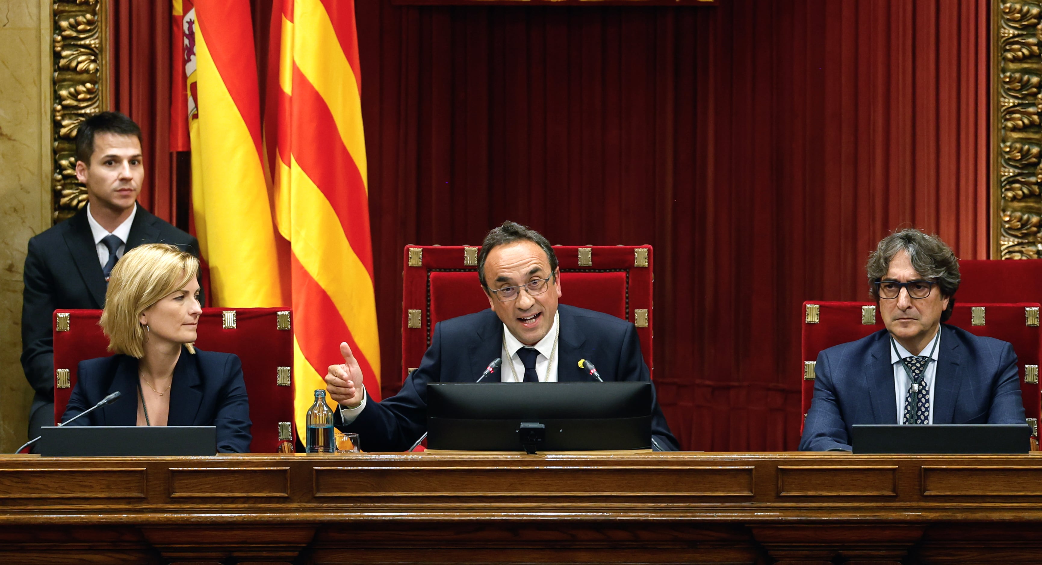 El nuevo presidente del Parlament, Josep Rull (centro), este lunes.