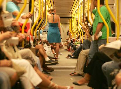 Usuarios de la línea 5 del metro de Valencia, ayer.