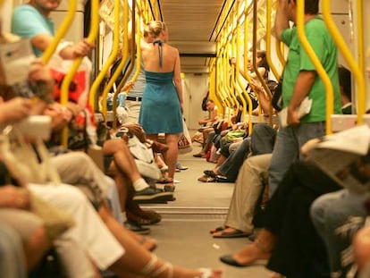 Usuarios de la línea 5 del metro de Valencia, ayer.