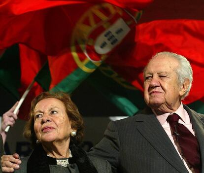Maria Barroso junto a su marido, el expresidente portugues Mário Soares, durante un acto de campaña, en 2006.