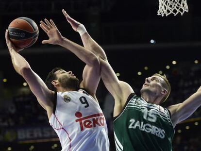 Felipe Reyes lanza ante Javtokas.