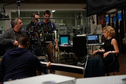 Luc Besson (a la izquierda) dirige a Scarlett Johansson en 'Lucy'.