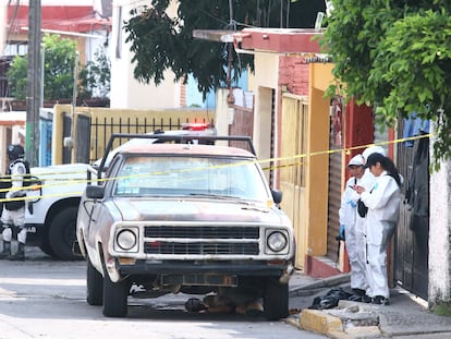 Peritos forenses y elementos de la Guardia Nacional en el sitio donde ocurrió el tiroteo, en Cuernavaca, el 20 de noviembre de 2023.