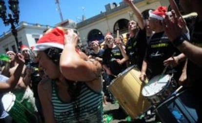 Bailes en las calles de Montevideo para celebrar las fiestas