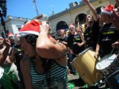 Bailes nas ruas de Montevidéu para celebrar as festas.