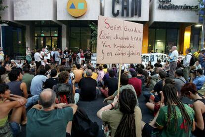 Los manifestantes marcharon ayer por la tarde hasta el edificio que alberga la sede de la CAM.