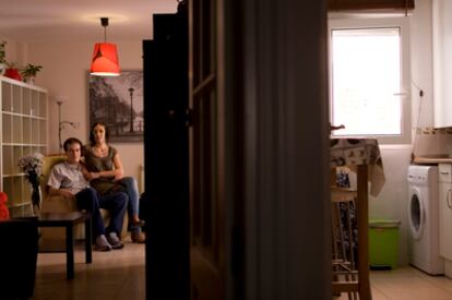 Roberto y Raquel en el salón de su casa de Colmenar Viejo (Madrid).