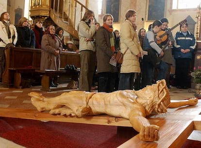 Jvenes polacos rezan en una iglesia de Wadowice.