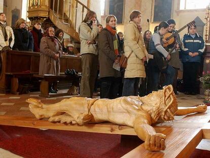 Jóvenes polacos rezan en una iglesia de Wadowice.