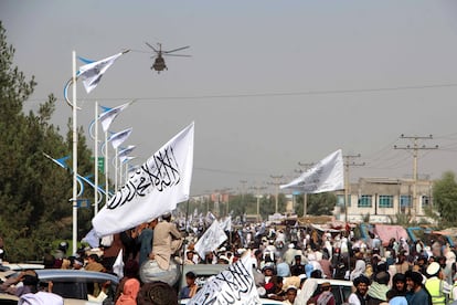 Adeptos del régimen talibán celebrando en las calles de Kandahar, el 14 de agosto de 2024, el tercer aniversario del retorno de los fundamentalistas al poder. 
