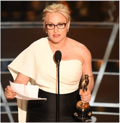 <strong>Os fatos.</strong>Ao recolher seu Oscar de melhor atriz coadjuvante por 'Boyhood – Da infância à Juventude' em 2015, a atriz Patricia Arquette passou por cima de todo o protocolo da Academia (que nos anos 90 vetava qualquer estrela que fizesse discursos políticos, desde Susan Sarandon a Richard Gere) para denunciar a brecha salarial entre homens e mulheres e exigir que fosse “o momento da igualdade salarial para todos e de igualdade de direitos para as mulheres”. Há três anos, Arquete rompeu assim um dos maiores tabus históricos de Hollywood: durante décadas, as atrizes não costumavam opinar sobre seus salários (com a exceção de Meryl Streep, que já em 1991 exigia um salário equiparável ao de Pacino, Nicholson e De Niro). <strong>Por que é um disparate.</strong> Porque foi criticada por muitos como a extravagância de uma senhora rica. O próprio apresentador, Neil Patrick Harris, fez piada com o fato de duas estrelas de primeira como Meryl Streep e Jennifer Lopez incentivarem essa denúncia de injustiça salarial. Outros se queixaram de que uma frase de Arquette (‘temos que lutar pelas mulheres, pelos homens que amam as mulheres, pelos gays e pelas pessoas de cor”) sugeria que quando dizia “mulheres” só se referia às brancas cisheterossexuais, deixando claro que hoje é impossível ser boa pessoa sem que venha alguém te dizer que você está agindo mal. Mas aquela extravagância acendeu um pavio que não deixou de arder em três anos. Neste domingo, os produtores da cerimônia vão desejar que as estrelas façam entusiasmados discursos políticos para, desse modo, gerar retuítes, memes e comentários nas redes sociais. E esse fogo, iniciado por aquela “senhora privilegiada branca cisheteroxesual”, cada vez dá mais calor às vítimas e queima com mais força os assediadores. Por isso para Arquette não importa “ter perdido um par de trabalhos” por causa daquele discurso. O Oscar mudou a vida de centenas de mulheres, mas só uma o usou para mudar o mundo.