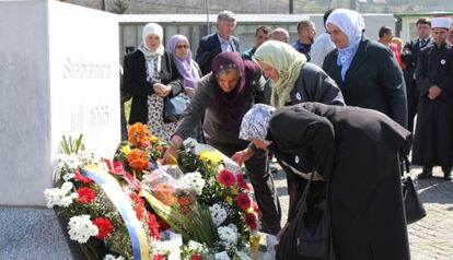 Familiares de las víctimas de la matanza de Srebrenica de 1995.