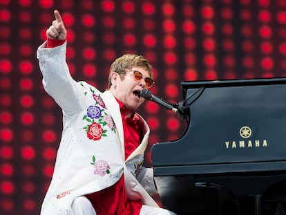 Elton John en Twickenham Stoop el 3 de junio de 2017 en Londres, tocando en un piano Yamaha como el que se va a subastar en Christie's.