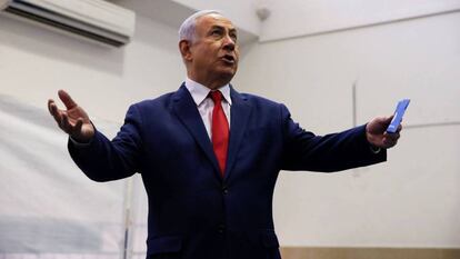 Benjamín Netanyahu vota este martes en un colegio electoral de Jerusalén.